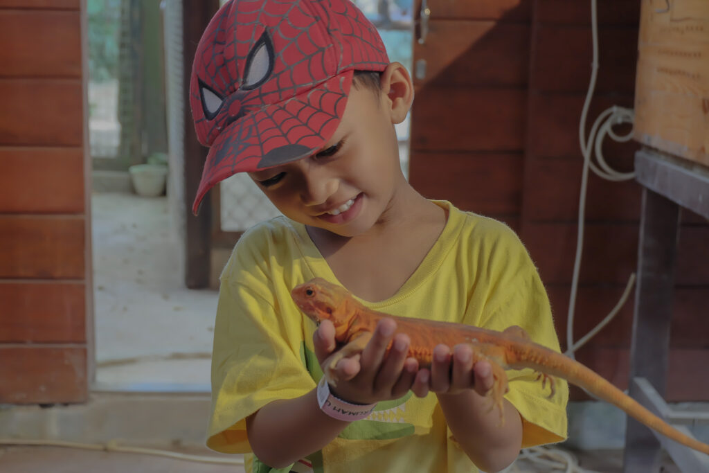 Rumah Ulin Arya Samarinda - Anak laki-laki memegang seekor kadal gurun